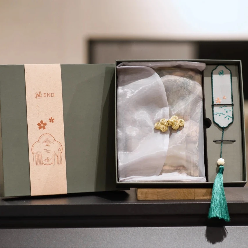 《姑苏繁华图》桑蚕丝文创丝巾礼盒丨丝巾*1+刺绣书签*1+盘扣袋*1