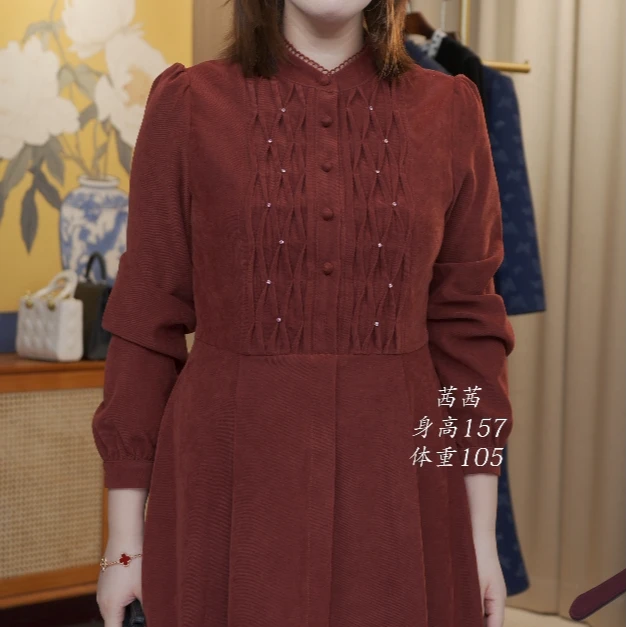 砖红色镶钻打揽收腰连衣裙