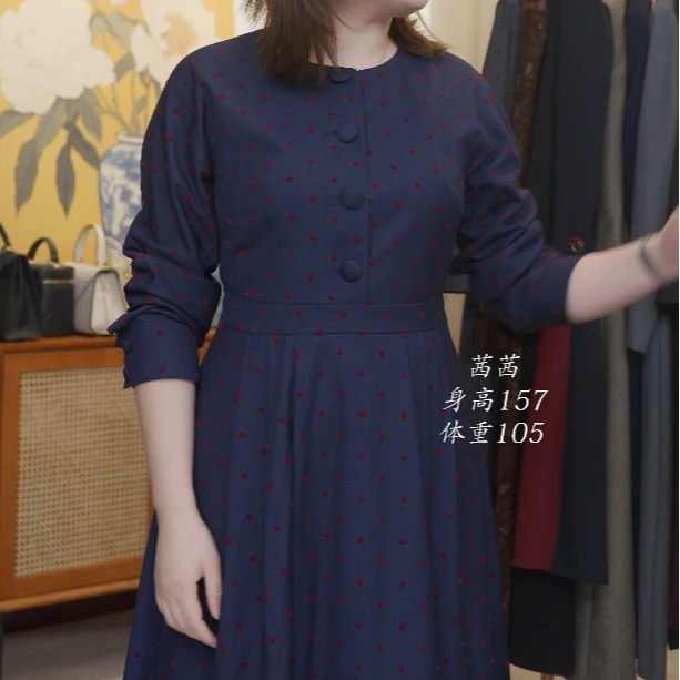 蓝底红波点气质连衣裙