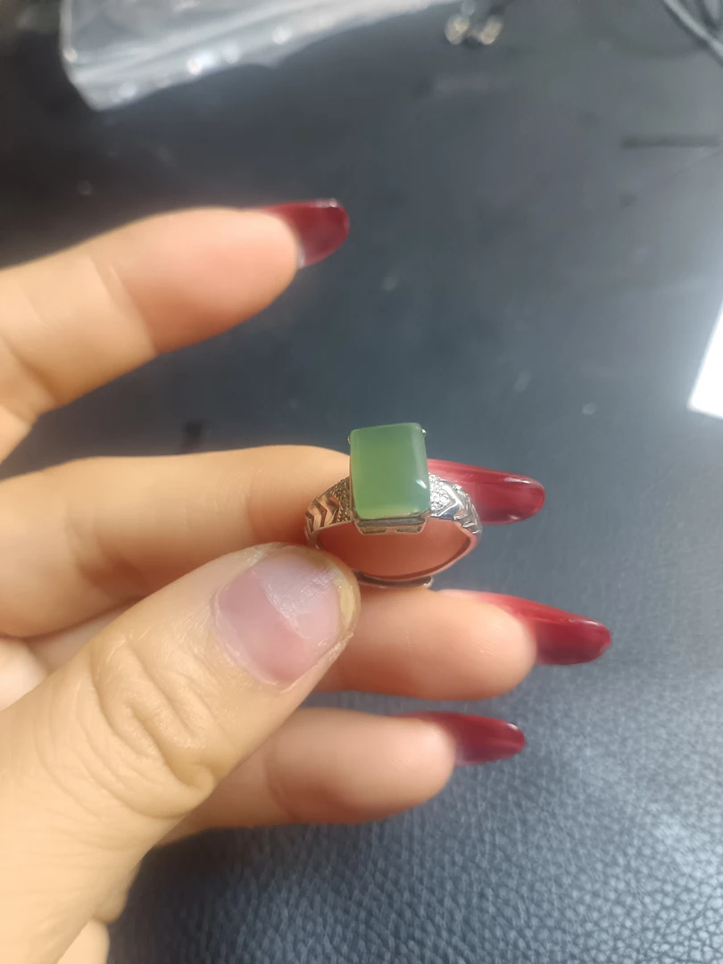 天然岫玉戒指，银拖