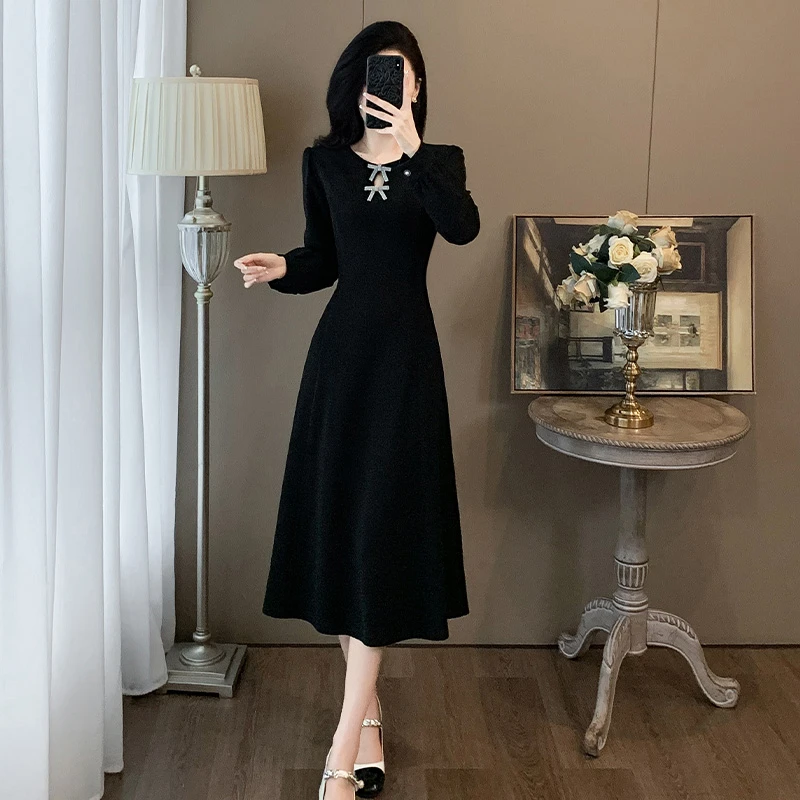 法式赫本风长袖连衣裙女2024秋季新款轻奢打底气质收腰显瘦小黑裙