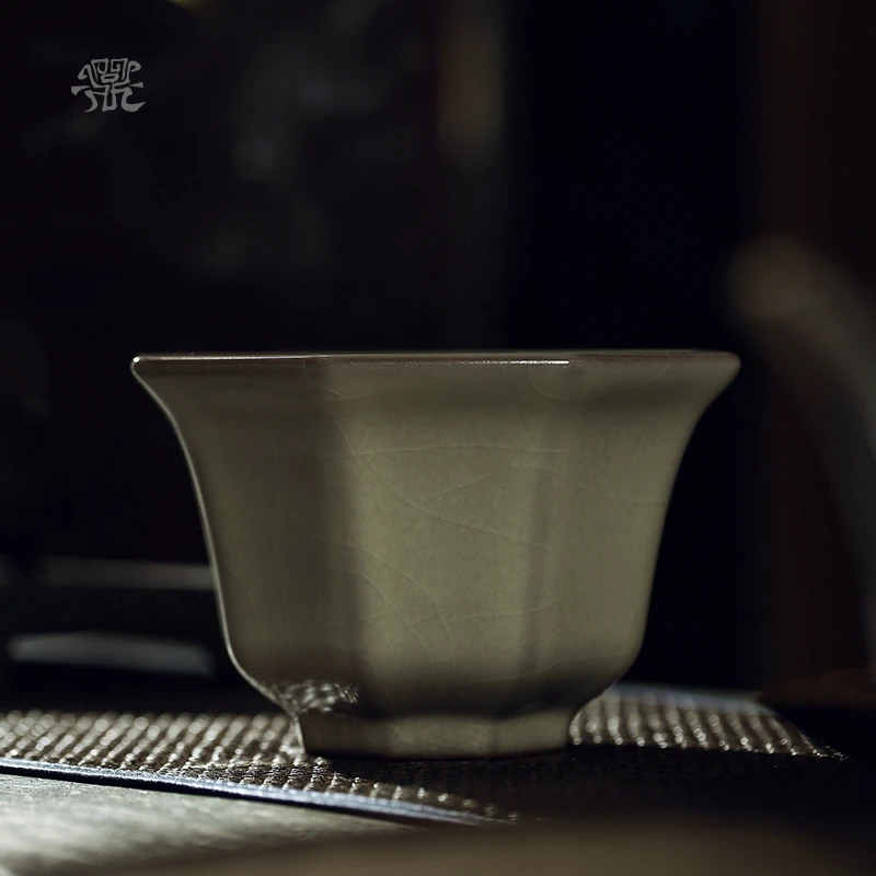 问鼎哥窑致巧款八方盅主人杯