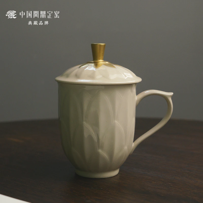 问鼎定窑莲瓣纹荷叶老板杯