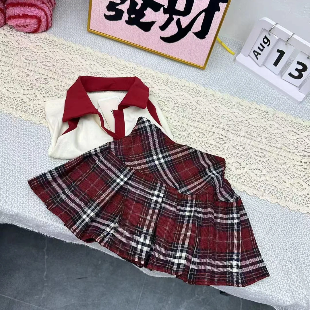 红色露背上衣+红色格子裙