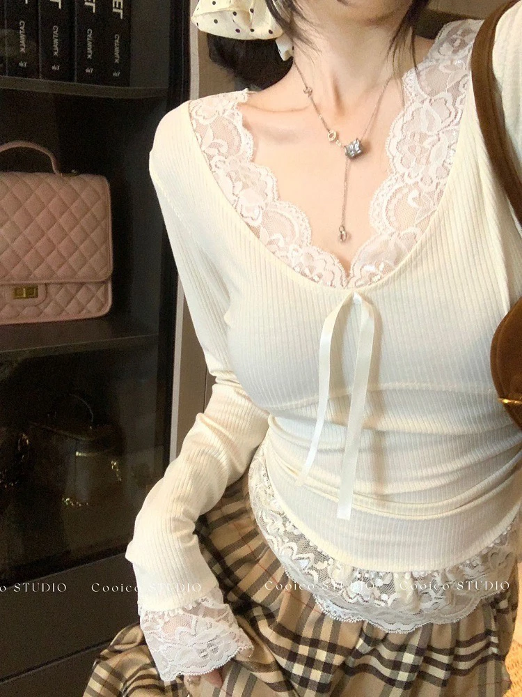法式纯欲风蕾丝拼接V领长袖T恤女秋季修身显瘦米白色上衣