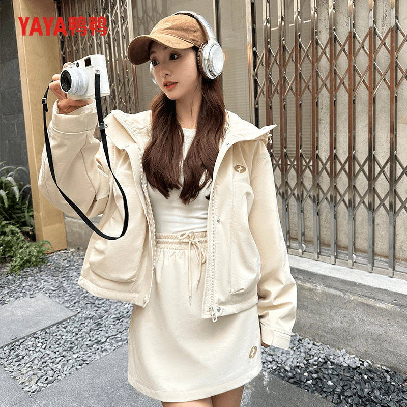YAYA/鸭鸭羽绒服女短款运动休闲时尚连帽加厚保暖秋冬YE4B609831M