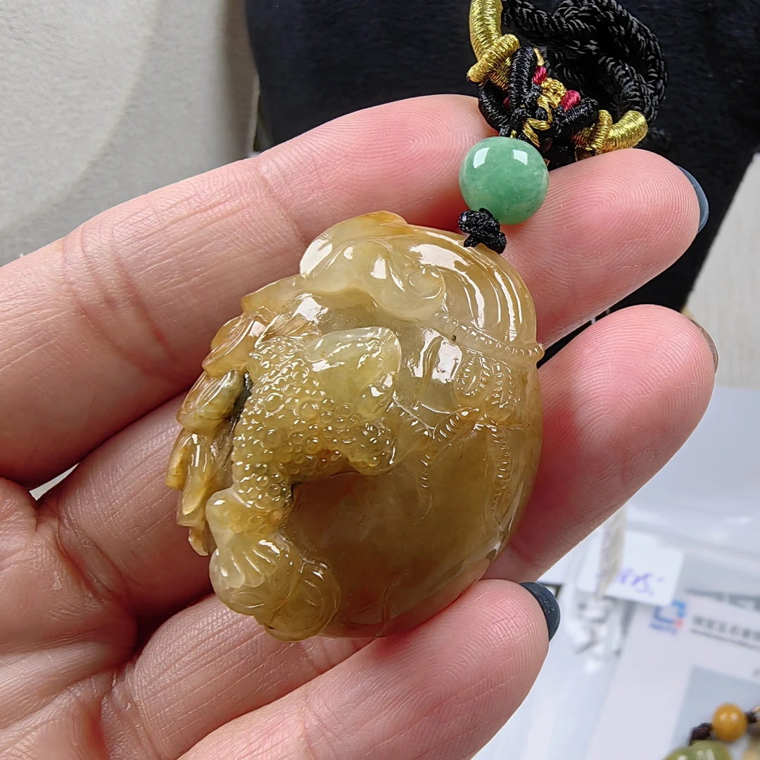 34121070天然翡翠腾冲老料黄翡乌鸡料无事牌招*进宝随形石