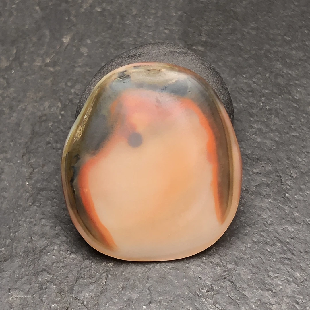 川料原矿南红手工打磨吊坠尺寸28.6x25.4x4毫米，无裂