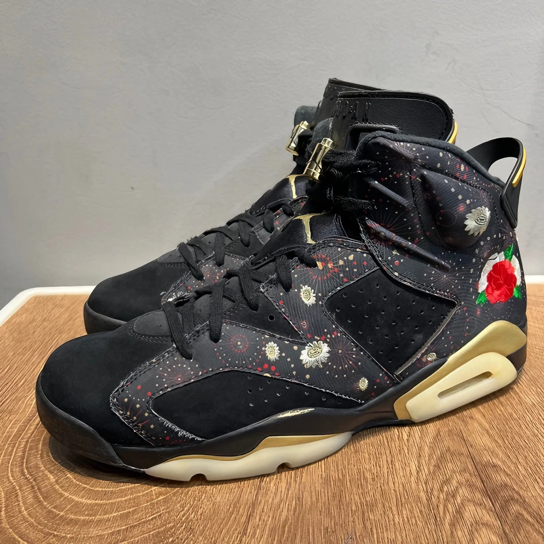 Aj6烟花 46码二手无原盒 全新参考：3499 时尚高帮经典刺绣休闲鞋