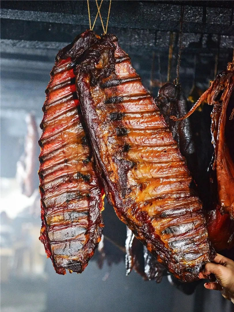 农家柴火烟熏腊排骨