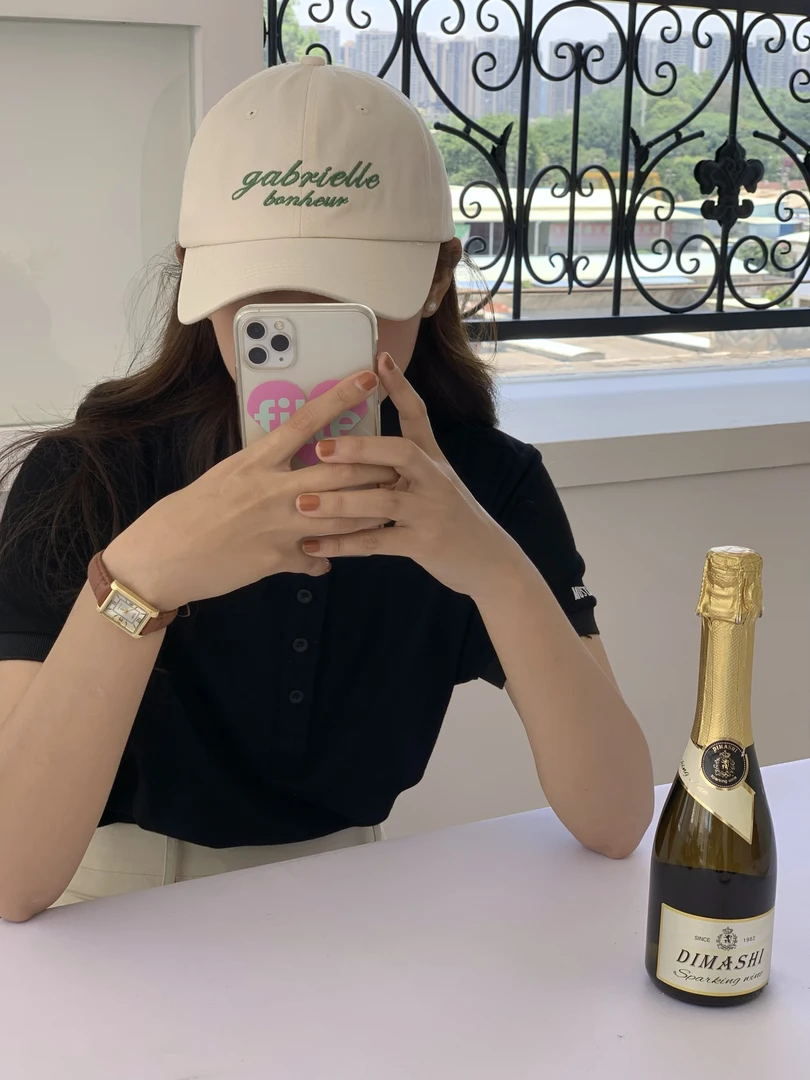 韩系白色棒球帽女秋季帽子显脸小设计感百搭软顶鸭舌帽