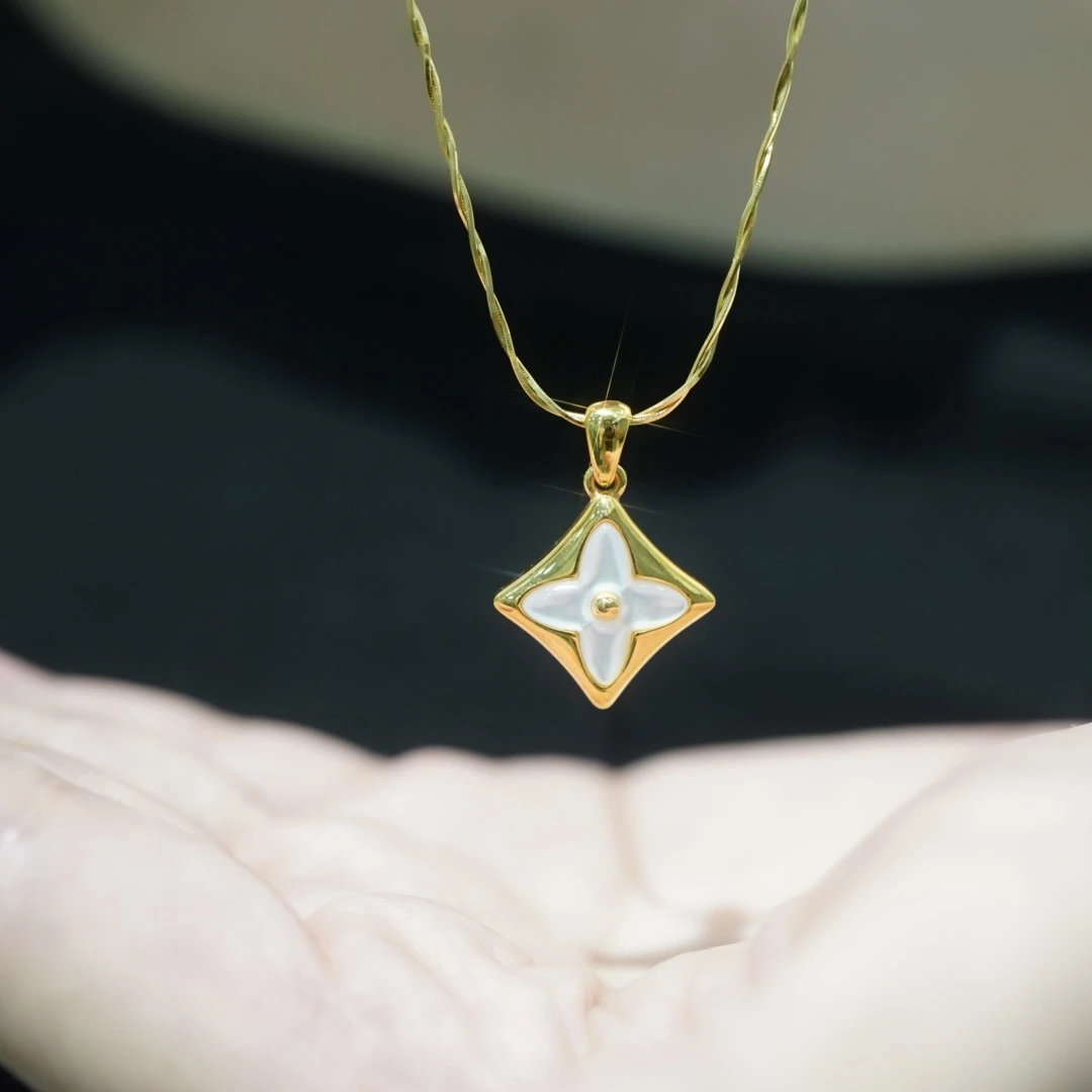 【宝曼珠宝】18K金白贝老花吊坠 不含链