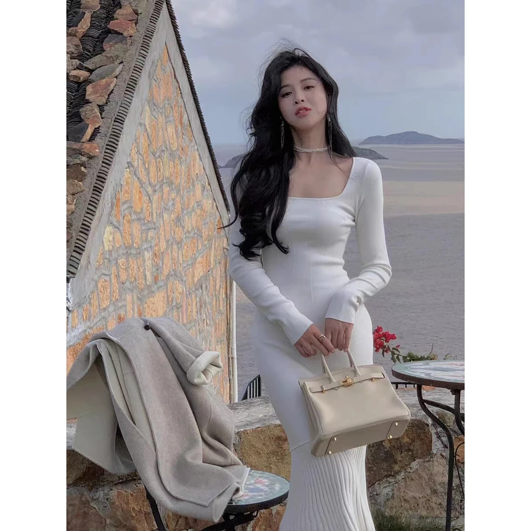 2023年秋冬打底新款针织连衣裙女方领修身法式冷淡风配大衣针织裙