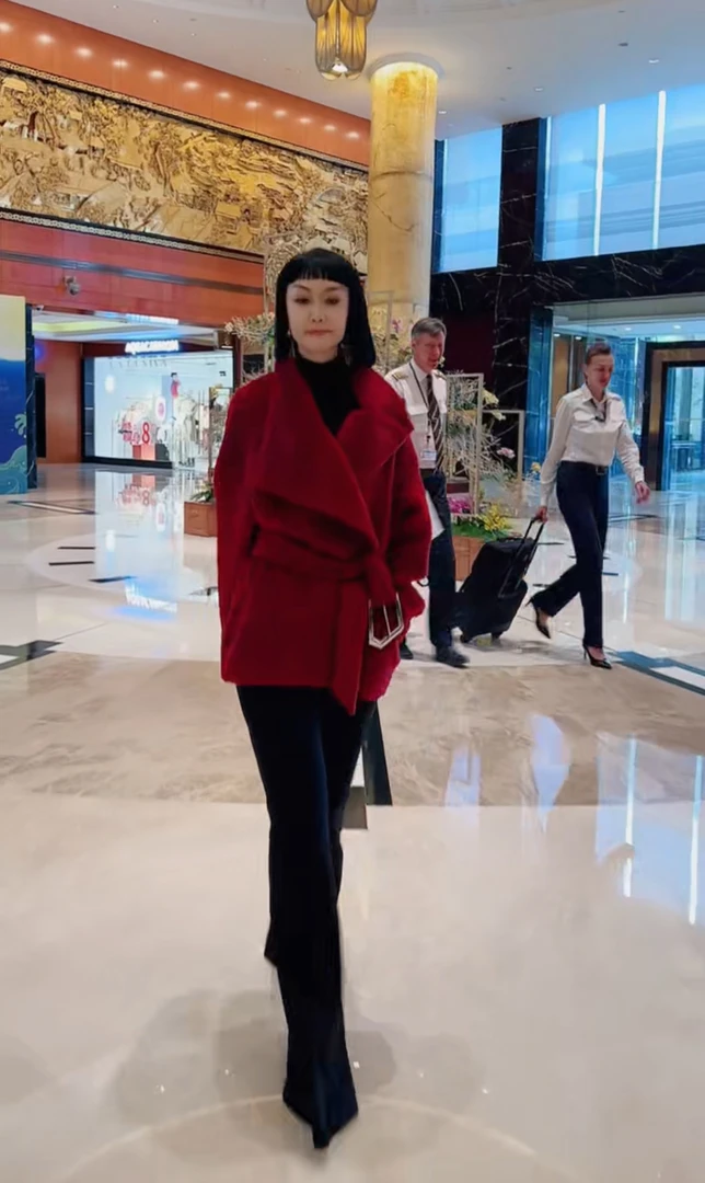 设计师新款苏丽羊驼绒酒红色短外套