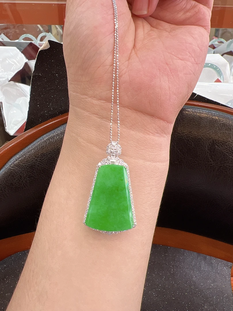 天然a货翡翠18k白金豪华辣绿无事牌