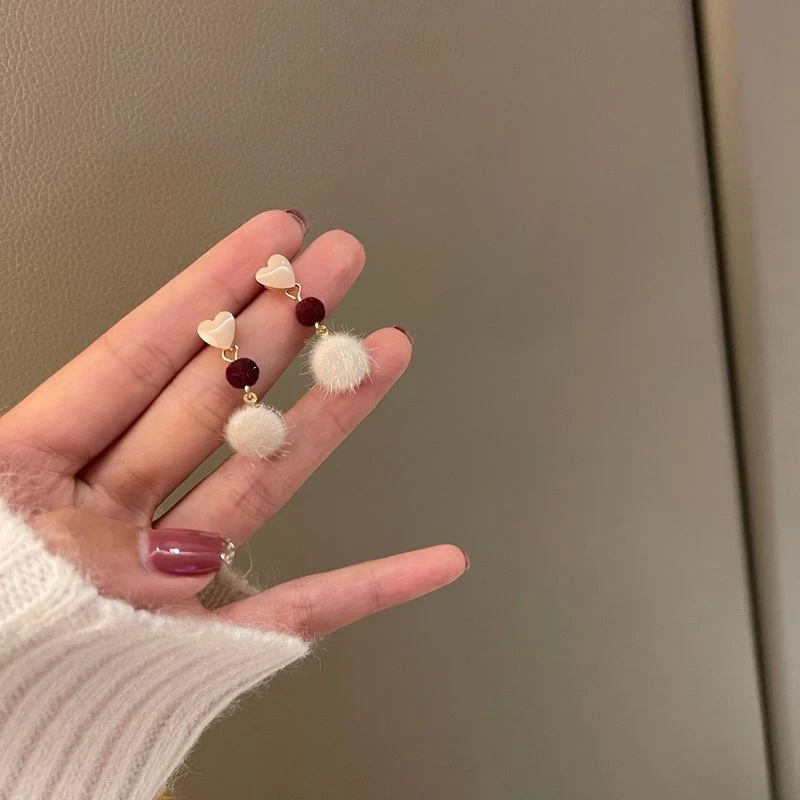 合金耳饰 日韩粉色爱心耳钉简约甜美秋冬毛球耳环小巧淑女耳饰