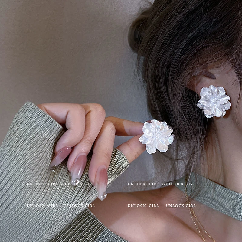 合金耳饰 小众白色花朵百搭轻奢秋冬耳钉潮小众时尚高级感耳环女