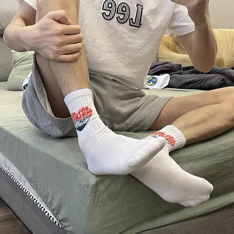周奶盖|爱心山川登山露营户外情侣字母黑白纯色韩版百搭中筒棉袜