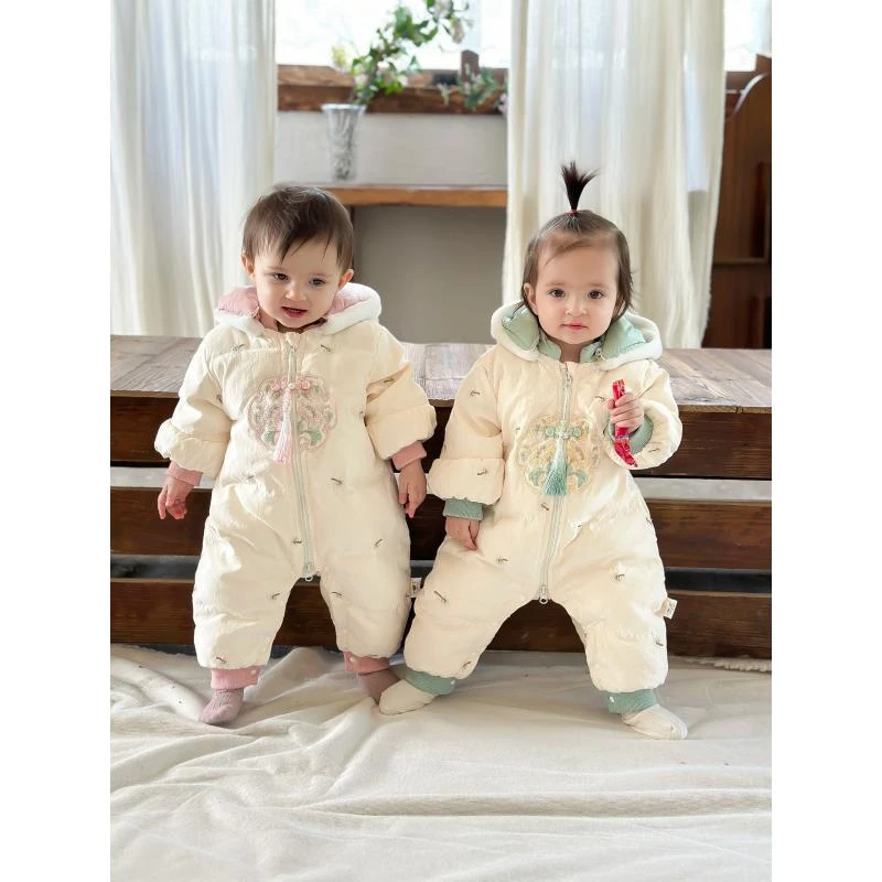 婴幼儿女宝宝冬季新款连体衣加厚可爱新中式流苏白鸭绒羽绒服2405
