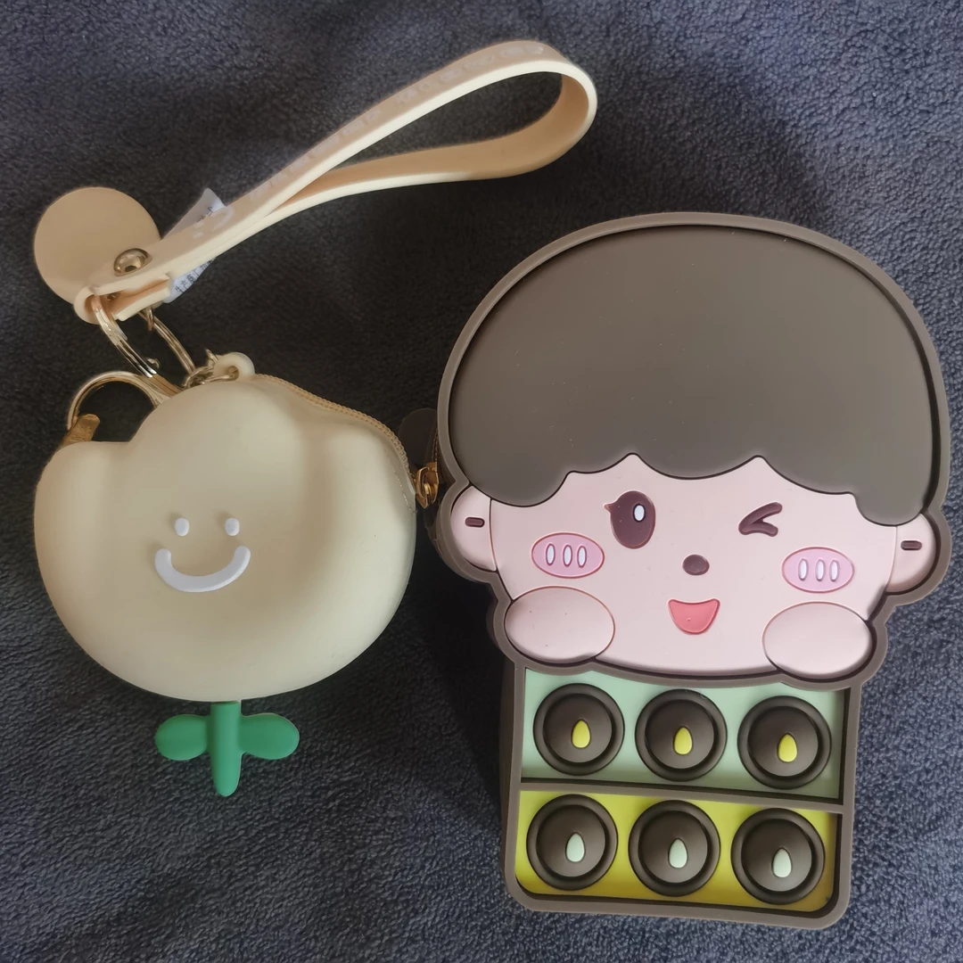 精美耳机卡通挂件小包包，颜色随机，卡通人物随机发