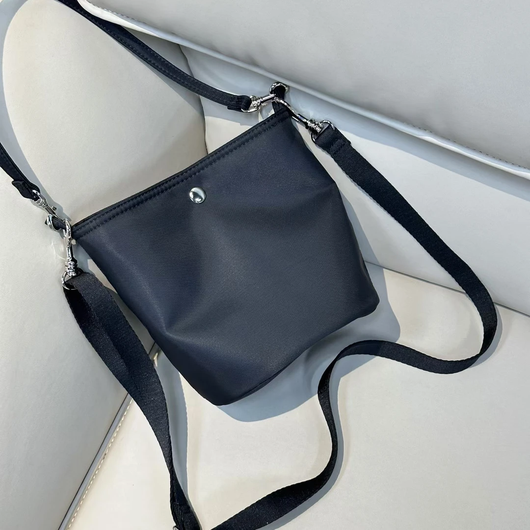 百搭质感时尚水桶包2025新款单肩大容量腋下手提包黑色小众斜挎包