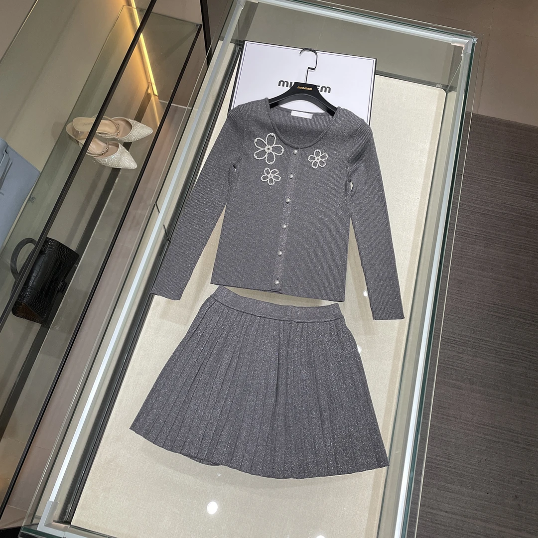 MIUMEM高端女装千金韩系风针织套装V领花朵刺绣开衫+百褶裙DY4956