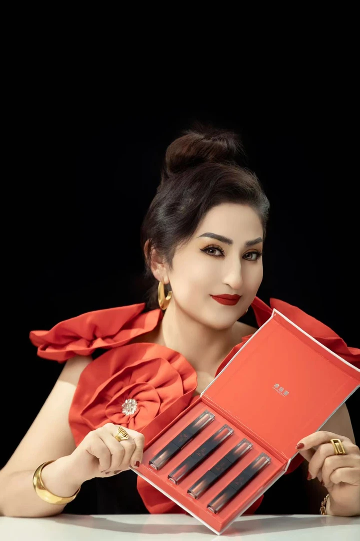 三效美妆套装：亮面唇彩 · 哑面唇釉