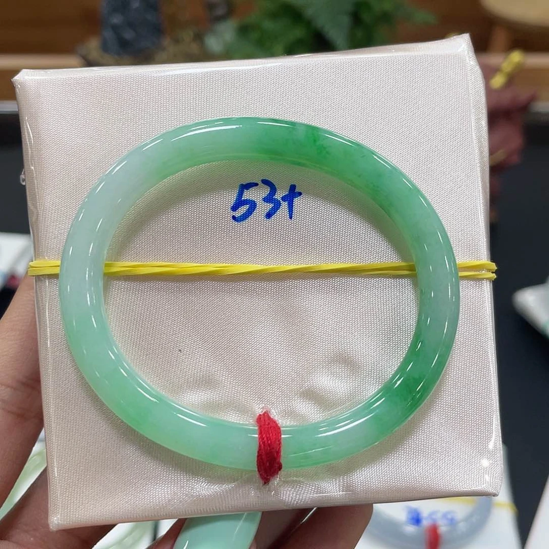 翡翠手镯未镶嵌贵妃