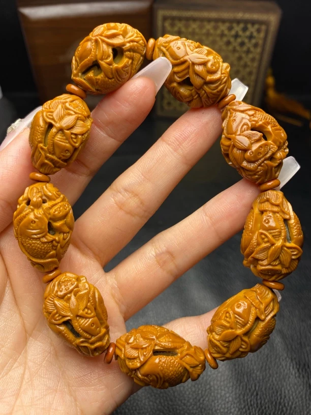 3橄榄核雕 鱼戏莲花手串
