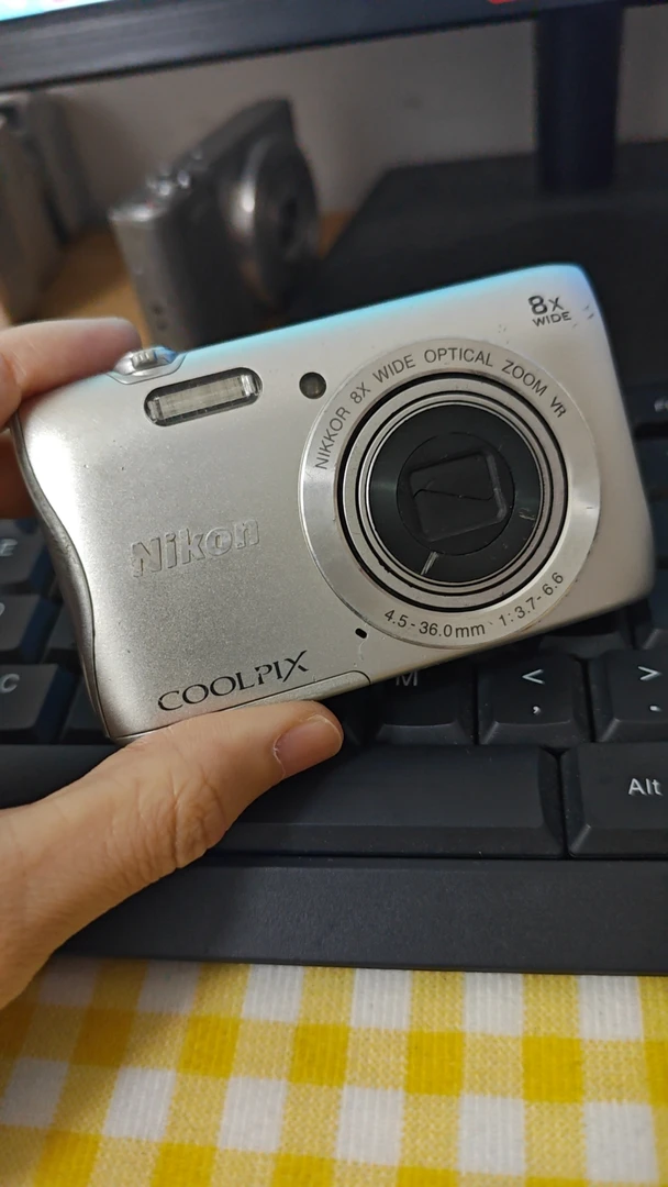 9新 Nikon/尼康 s3700银色8倍变焦 包配件