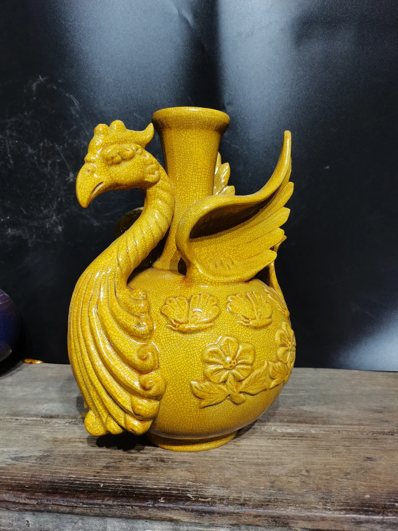 姜黄色凤纹尊高雕刻器物