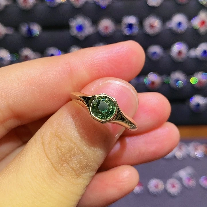 蓝宝石戒指18K金镶嵌