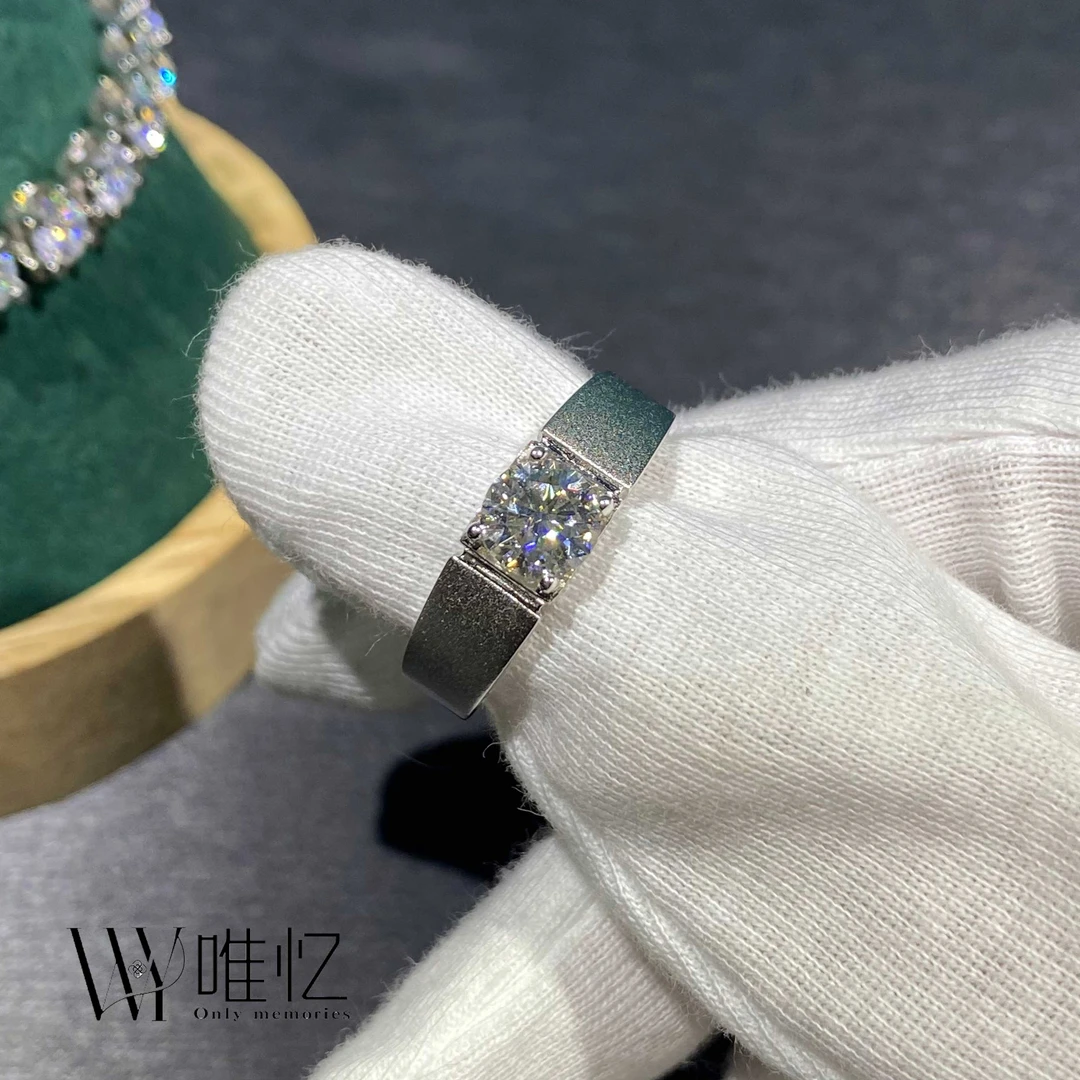 925银莫桑石银制品 磨砂光面男戒 0,5-1克拉轻奢时尚简约结婚情侣