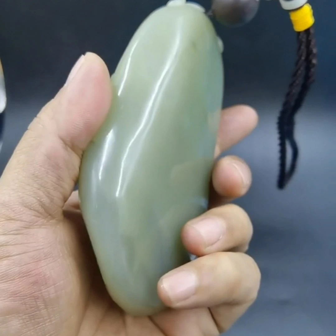天然玉石材质。质地温润细腻色泽自然雅致收感柔和舒适。