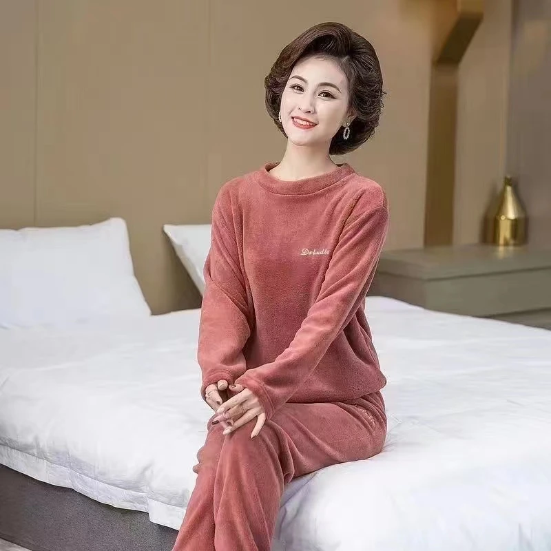 加厚珊瑚绒长袖中老年睡衣女秋冬时尚保暖妈妈家居服套装休闲套装