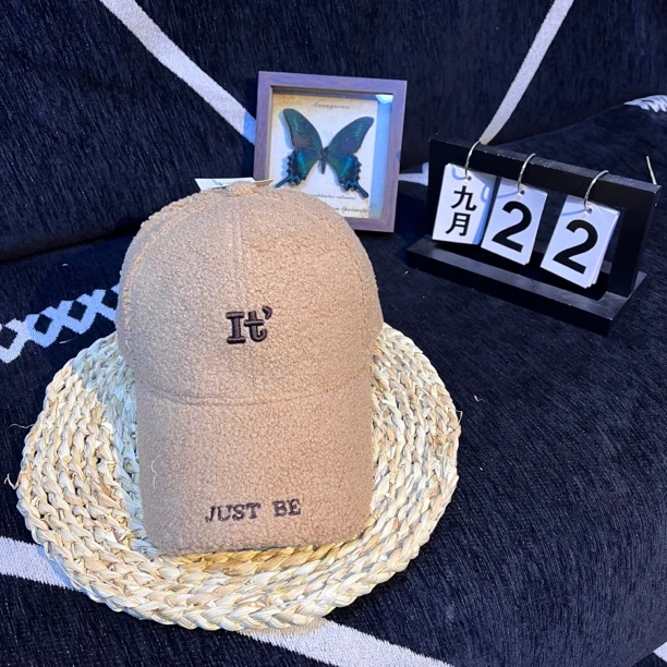 羊羔绒乎乎保暖加宽帽檐刺绣小字母弯檐秋加厚男女百搭硬顶棒球帽