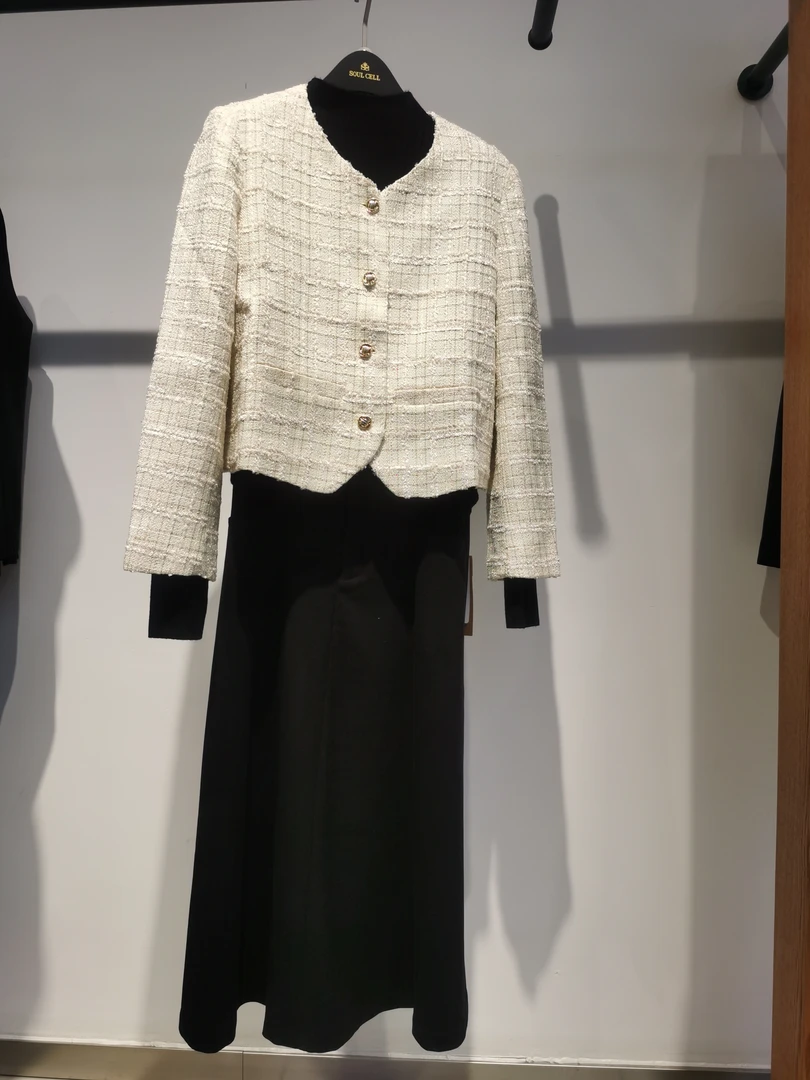 大牌品牌小香风短款外套