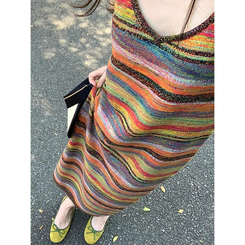 彩虹条纹V领针织吊带连衣裙女初秋法式度假风显瘦打底收腰长裙子