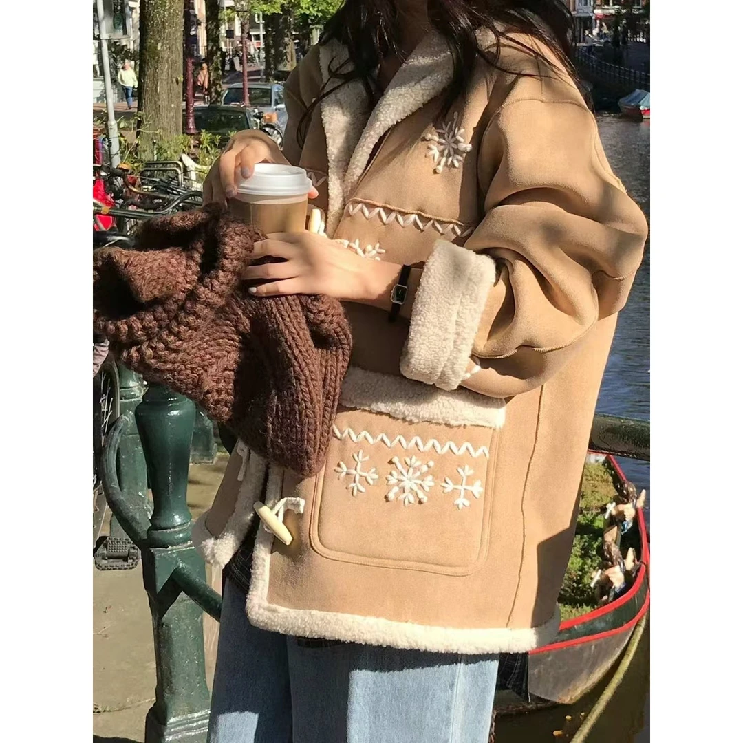 AW241281 vegamot手工雪花刺绣翻领木扣减龄一体外套