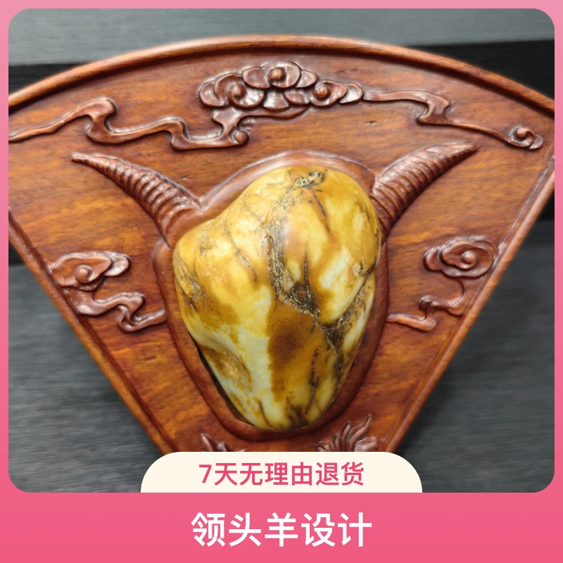 收藏级和田玉籽料领头羊摆件。