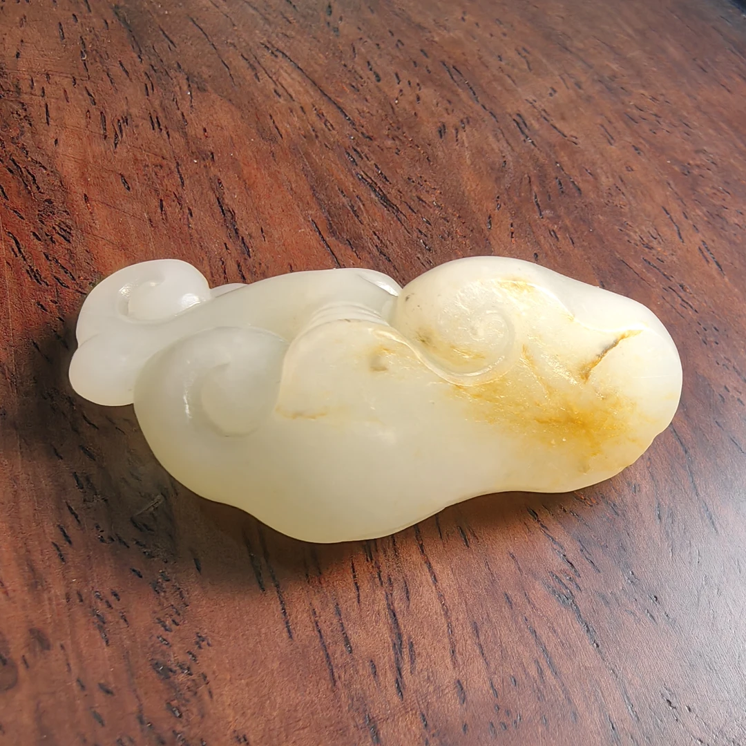 和田玉籽料红皮白肉如意挂件，手工精雕净重15.7克规格43.3*21.4mm