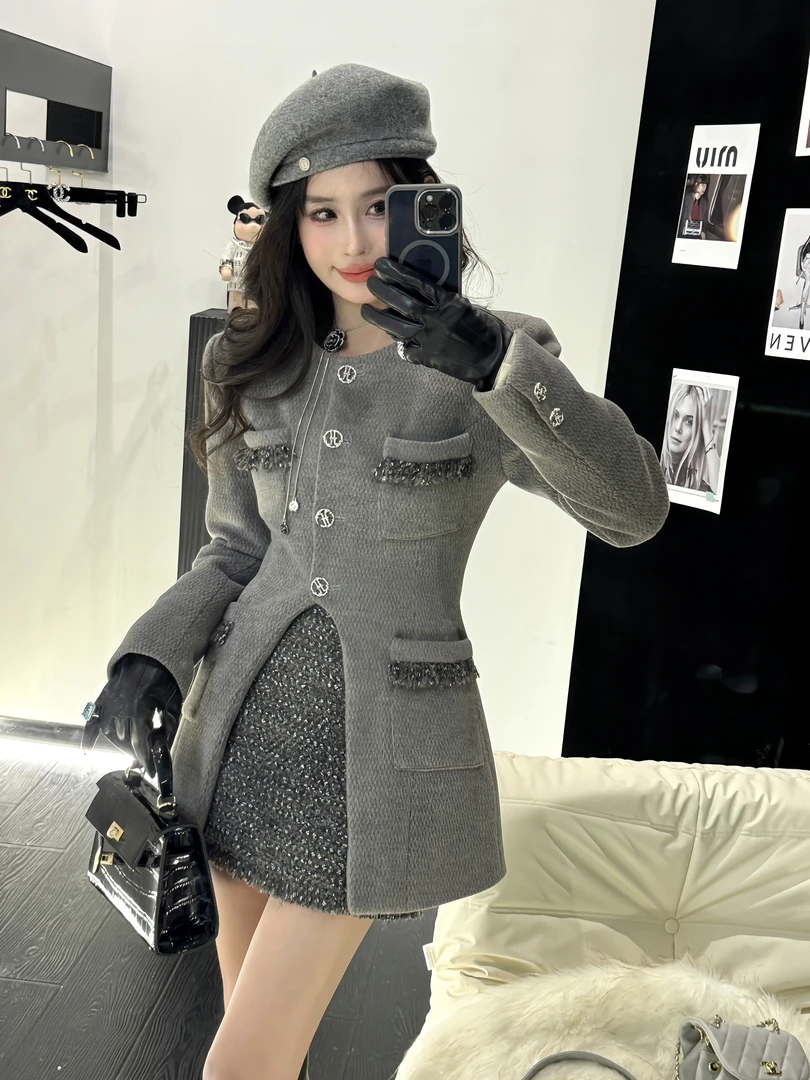 【财阀千金】时髦长款收腰小香风呢子加白鸭绒绒外套+亮丝半裙套装