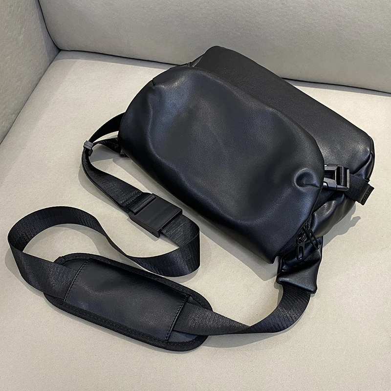 潮牌男式斜挎包日系时尚机能单肩包软皮大容量休闲男包男生通勤包