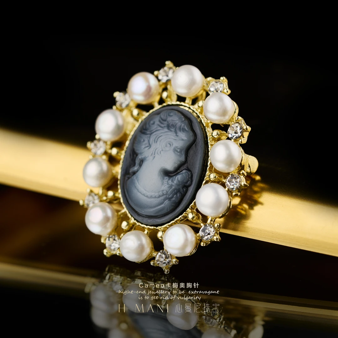心曼尼【馨姐宠粉】H.MP967044 淡水白珠卡梅奥胸针6-7MM