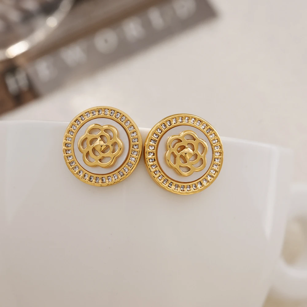 铜合金合成锆石耳饰 镀18K金「梨花笑」贝壳耳钉时尚轻奢耳环千金风