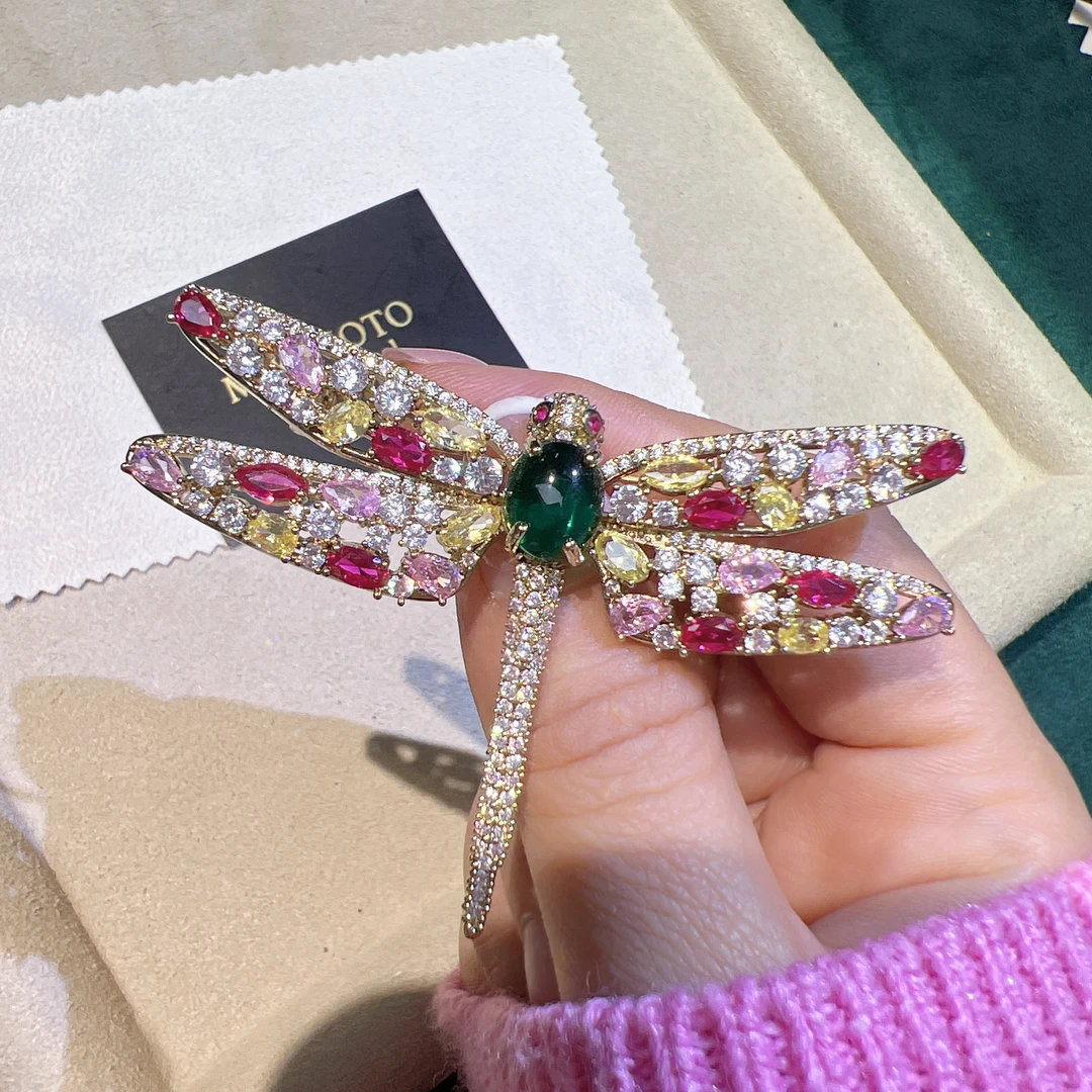 铜合金合成锆石胸针 高级感绿蜻蜓胸针高档奢华气质别针优雅胸花