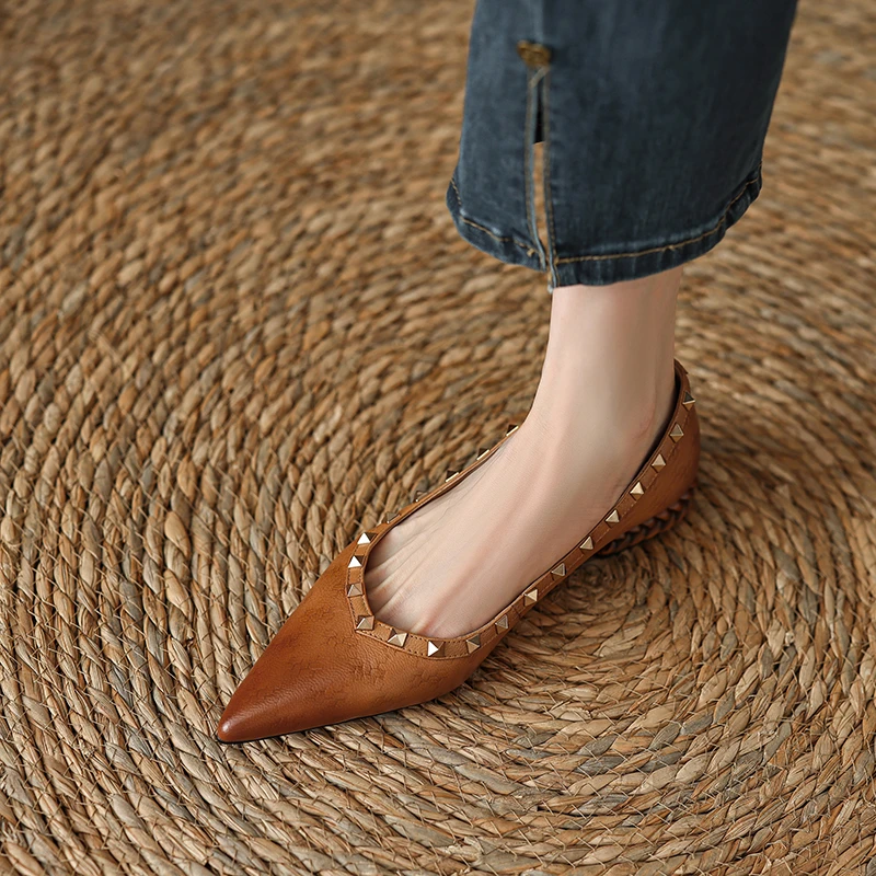 2.5CM复古风时尚气质单鞋女2025新款粗跟百搭舒适尖头铆钉小皮鞋