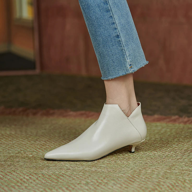 3.5cm米白色尖头小跟短靴女性感气质舒适细跟短筒靴子真皮矮跟靴