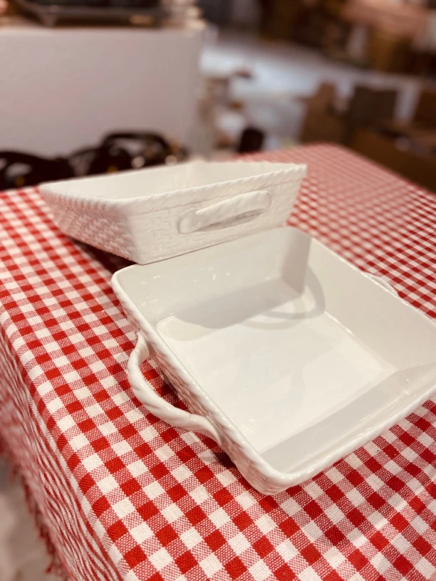 两个装双耳外贸出口青白色浮雕烤盘，微瑕