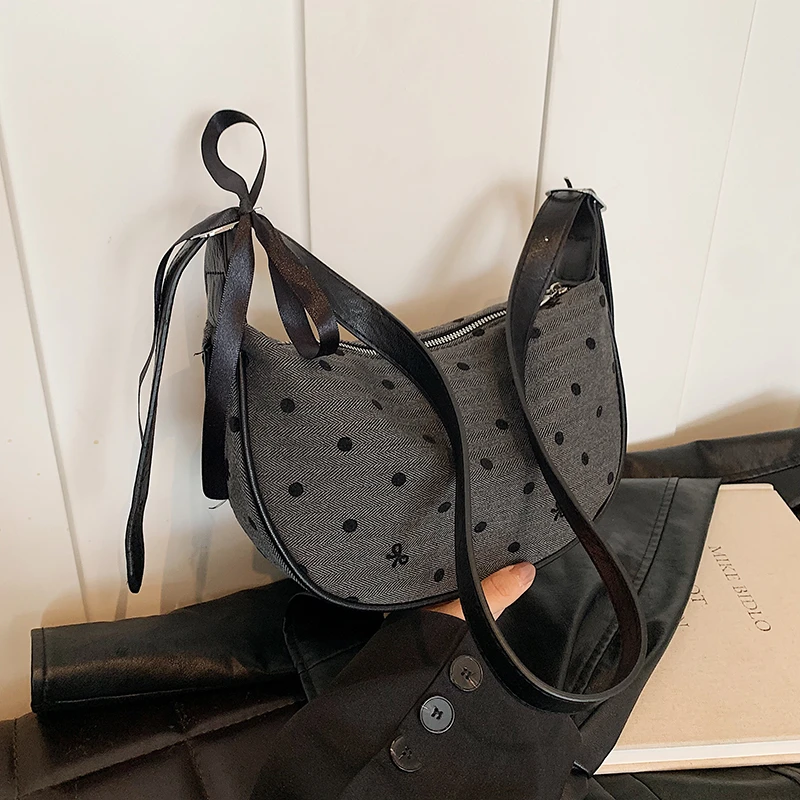 韩版波点高级感斜挎包2024新款流行时尚通勤上班女士饺子包送丝巾